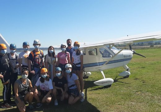 Un grupo de rapazas e rapaces achéganse á aeronáutica nun campamento de verán organizado pola Xunta en Mazaricos